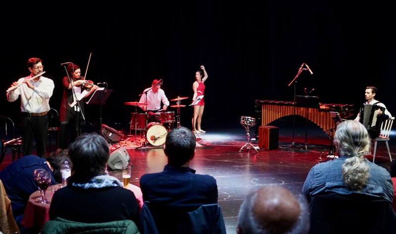 Juan Carlos Díaz, Monica Tarcay, Stephan Greussing und Raphael Brunner sind Caminos Nuevos. Gemeinsam mit der Tänzerin Silvia Salzmann und Werken von Astor Piazzolla sowie Juan Carlos Díaz führten sie die Zuhörenden im Theater Kosmos in die Straßen von Buenos Aires.