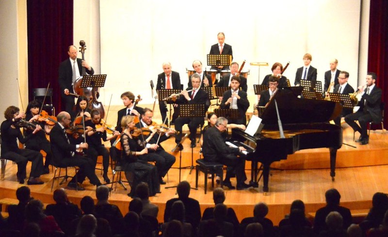 Ferenc Bognar spielte und leitete die Sinfonietta Montfort geistreich und humorvoll.