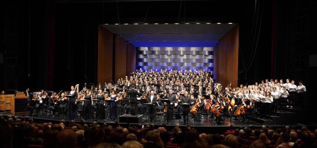Das Symphonieorchester Vorarlberg, der Salzburger Bachchor, der Bregenzer Festspielchor sowie der Kinderchor der Musikmittelschule Bregenz-Stadt formten die Chor- und Orchesterparts hervorragend aus.