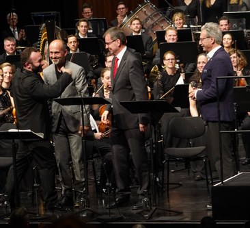 Kirill Petrenko dankte den Chorleitern Benjamin Lack, Alois Glassner und Wolfgang Schwendiger.