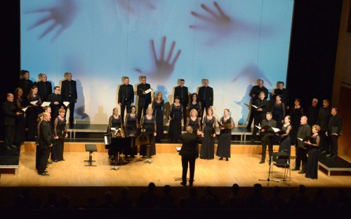Der Kammerchor "Vocale Neuburg" unter der Leitung von Oskar Egle setzte mit seinem Konzert in der Kulturbühne AMBACH ein Zeichen und begeisterte durch sein bewundernswert hohes Niveau.