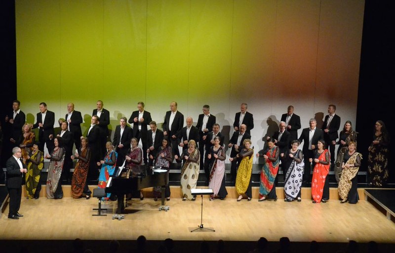 Vielseitig eingesetzte Tücher unterstrichen die Buntheit der dargebotenen Lieder.