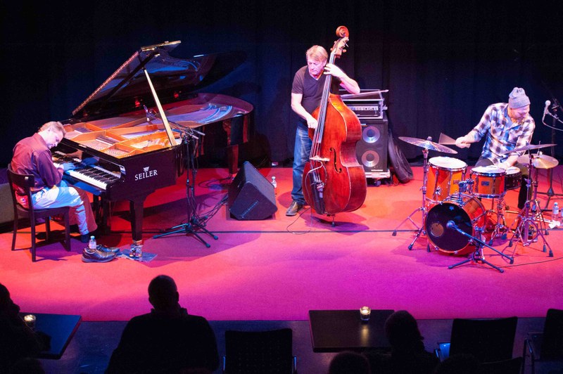 Das Dave King Trio samt Flasche im Schuh