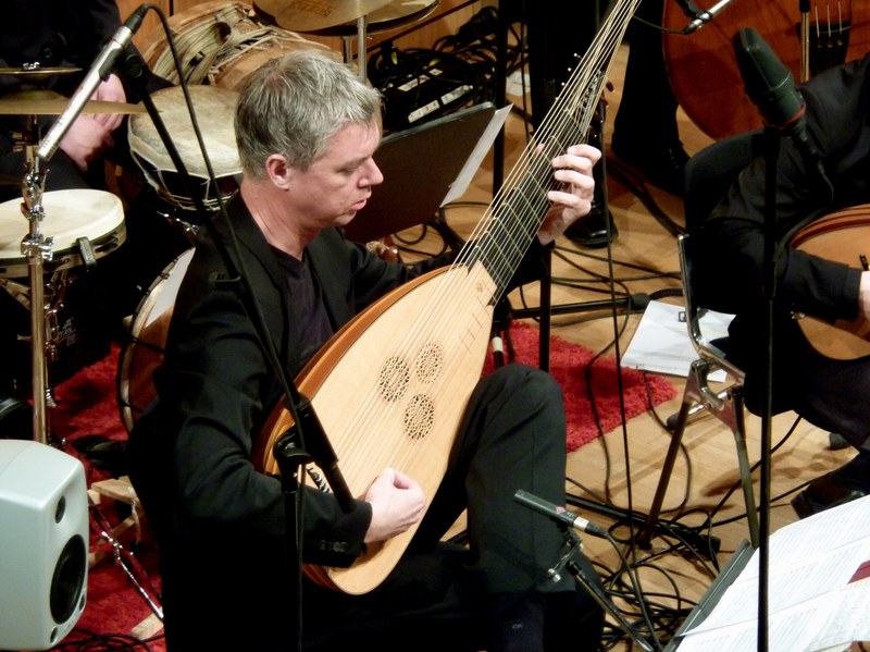 Bescheidene Leitfigur einer umwerfenden Barocksession: der norwegische Lauten-Guru Rolf Lislevand, hier mit einer Theorbe