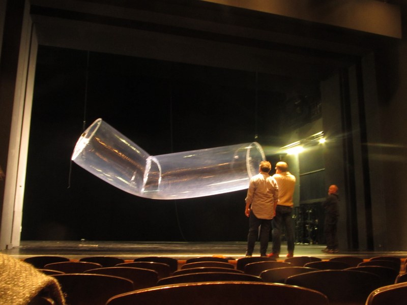 Mehrere solcher sieben Meter hohen und vielfach verwendbaren Plastiksäulen dominieren im Bühnenbild von Florian Etti optisch das Geschehen um Orpheus und Eurydike