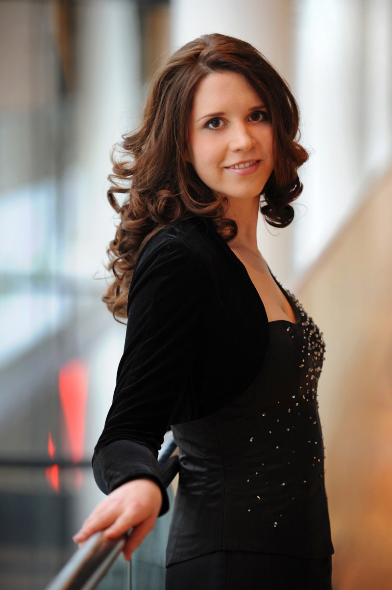 Die Partie der Eurydike, die durch die Liebe vom Tod wiederweckt wird, singt die als Ensemblemitglied am Theater Erfurt tätige deutsche Sopranistin Daniela Gerstenmeyer (Foto Lutz Edelhoff)