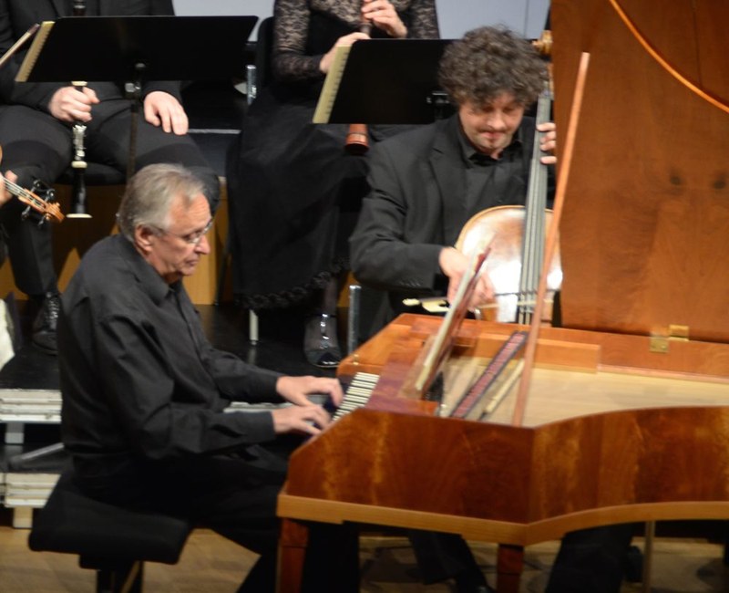 Ferenc Bognar spielte Mozarts 13. Klavierkonzert am Hammerklavier brillant perlend, mit kantigem Profil, schön abgerundeten Phrasierungen und in einem spürbar freundschaftlichen Einverständnis mit den Orchestermusikern.