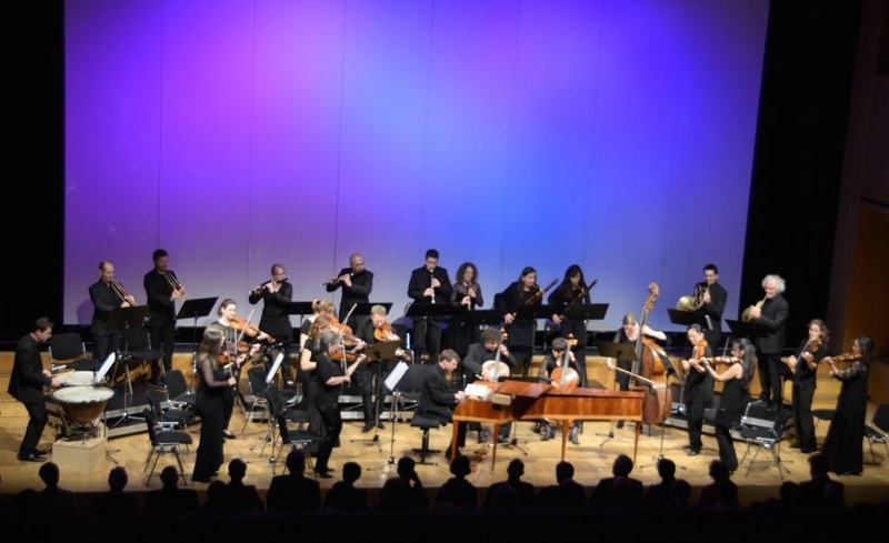 Stehend musizierte das "Concerto Stella Matutina". Die relativ große Besetzung nutzten die Musiker, dem Geist der klassischen Spielart entsprechend, für ausgeprägte dynamische Steigerungen und kommunikative Artikulationsmuster.
