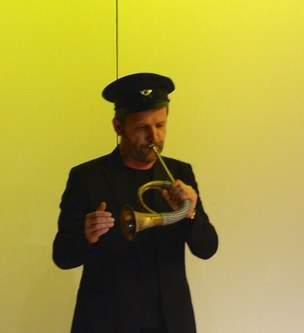 Herbert Walser-Breuß spielte das Posthorn mit entsprechendem Outfit und im Hinblick auf die Farbe des Bühnenhintergrunds in "corporate identity".
