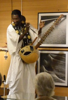Moussa Cissokho stammt aus einer berühmten senegalesischen Musikerdynastie. Auch beim Projekt "Heimat lernen" im Frauenmuseum Hittisau bereicherte der viel beachtete Koraspieler die Darbietungen.