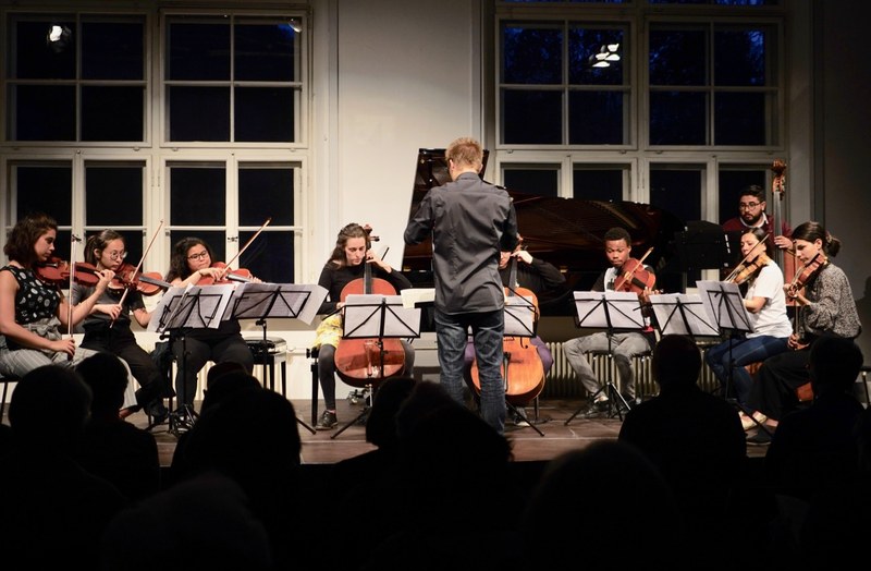 Bei der „langen Nacht des Träumens“ präsentierten Studentinnen und Studenten des Vorarlberger Landeskonservatoriums im Pförtnerhaus fünf neue Kompositionen David von Soyza, David Helbock, Raphaela Fröwis und Darius Grimmel. Hier die Uraufführung des Werkes „… Du Temps Perdu“ von Vivian Domenjoz unter der Leitung von Darius Grimmel.
