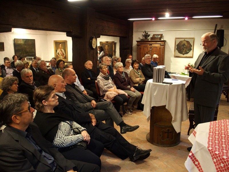 Mit Humor und Leidenschaft erzählte der Musikforscher Manfred A. Getzner in der Schatzkammer des Schattenburgmuseums von seinem Werdegang als Sammler von Musikalien, von der Gründung des Musikarchivs Feldkirch und präsentierte das zweibändige Nachschlagewerk "Vorarlberger Komponisten". (Foto: Fritz Jurmann)