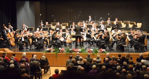 Die Münchner Symphoniker unter der Leitung von Kevin John Edusei steigerten die Intensität der Werkdeutungen bis zum Ende hin enorm.
