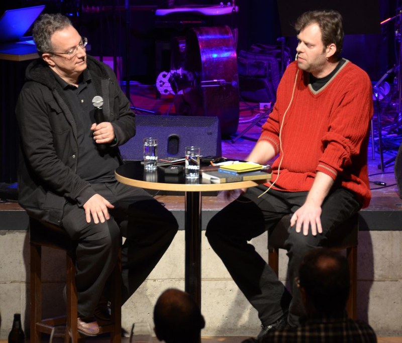 Im Gespräch mit Andreas Felber gab Uri Caine Einblicke in seine musikalisch-kompositorische Welt