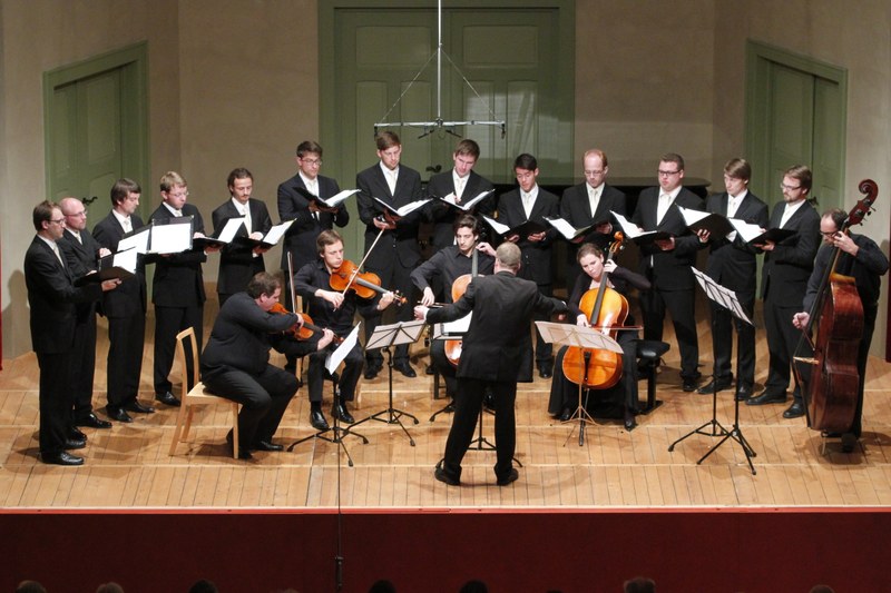 Die Camerata Musica Limburg unter der Leitung von Jan Schumacher bot ein inhaltsreiches Konzert. Im "Gesang der Geister über den Wassern" wurde das Vokalensemble von Guy Speyer und Petrus Coetzee (Viola) Payam Taghadossi und Magdalena Dür (Violoncello) und Marcus Huemer (Kontrabass) unterstützt. (Foto: Schubertiade)