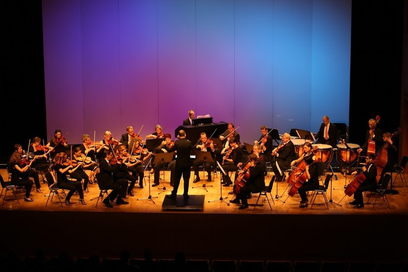 Unter der Leitung von Benjamin Lack präsentierte der gut disponierte Orchesterverein Götzis ein exklusives Konzertprogramm. Jürgen Natter an seiner Digitalorgel stand im Mittelpunkt der diesjährigen Matinee in der Kulturbühne AmBach. Foto: Arno Wohlgenannt