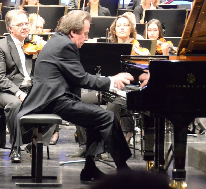 Rudolf Buchbinder musizierte die weithin unbekannte Burleske für Klavier und Orchester von Richard Strauss mit bewundernswerter Gestaltungskraft.