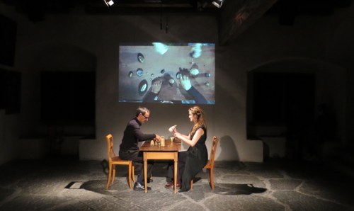 Tobias Dutschke und Kara Leva bei ihrer Performance zu einem Text von Hans Magnus Enzensberger