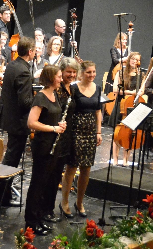 Die Klarinettistin Clara Hofer, die Dirigentin Doris Glatter-Götz und die Komponistin Konstanze Hofer (v.l.n.r.) freuten sich nach der Uraufführung des Werkes "Tschimbum" über den Applaus.