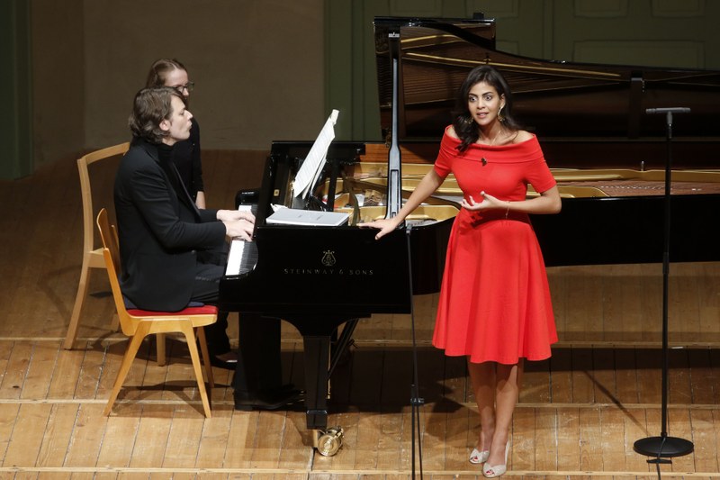 Die Sopranistin Fatma Said zog bei der Schubertiade Hohenems im Markus-Sittikus-Saal die Zuhörenden in ihren Bann und erhielt begeisterte Zustimmung. Am Klavier wurde sie von David Fray begleitet. (Fotos: Schubertiade)