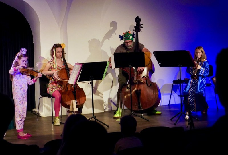 Die Familienbande Huemer (Frieda, Violine; Iza van Holen, Violoncello; Marcus, Kontrabass und Jonathan, Trompete) erhielt nach der Uraufführung viel und herzlichen Applaus.