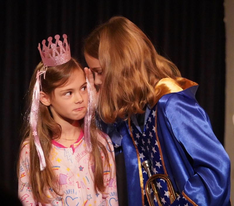Prinzessin Moni Müde (Frieda Huemer) hilft dem Zauberer Zenobio (Jonathan Huemer). Die unterhaltsame musikalische Geschichte "Zenobio und der Zauberton" von Petra Stump-Linshalm wurde im Rahmen des Schallwende Festivals uraufgeführt.
