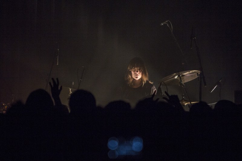 Die im Dunkeln sieht man nicht? Oh doch: Leah Shapiro an den Drums.