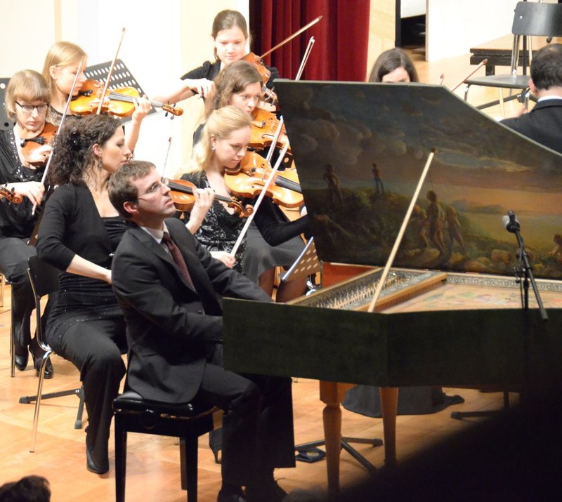 Johannes Hämmerle spielte den Solopart im Cembalokonzert von Hugo Distler mit Elan und bis ins kleinste Detail ausgestaltet, ohne den Blick auf das Ganze zu verlieren.