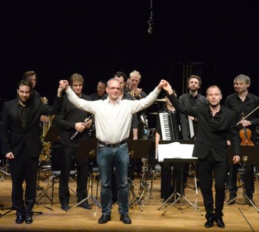 Der Pianist Stefan Wirth, der Komponist Dietrich Eichmann und der Ensembleleiter Michael Wendeberg freuten sich über den Applaus.