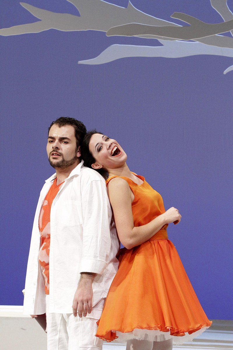 Ein ungleiches Paar, das nach vielen Wirrungen schließlich doch zueinander findet: Adina (Clémence Tilquin) und Nemorino (Giulio Pelligra)
