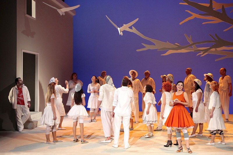 Der Bregenzer Festspielchor (Einstudierung Benjamin Lack) überzeugt mit stimmlicher Kraft und perfekter Choreografie