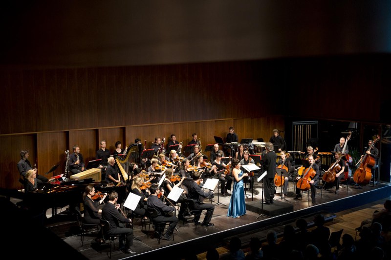 In dieser Festspielsaison gestaltet das Symphonieorchester Vorarlberg zwei Orchesterkonzerte. Im Seestudio hinterließen die MusikerInnen unter der Leitung von Gérard Korsten einen tiefen Eindruck. (Foto: Bregenzer Festspiele)