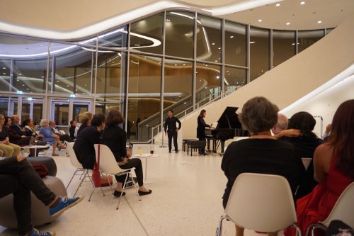 In guter Stimmung und schöner Atmosphäre musizierten Anna Adamik und Yunus Kaya die vier berühmten Balladen von Fredéric Chopin im Atrium des Feldkircher Montforthauses.