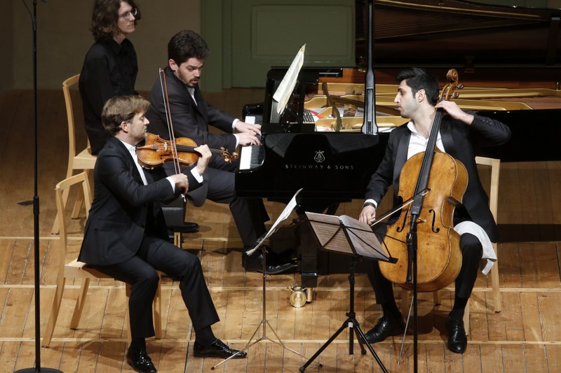 Mit kammermusikalischem Geist formten Renaud Capucon (Violine), Kian Soltani (Violoncello) und Lahav Shani (Klavier) im Markus Sittikus Saal bei der Schubertiade Hohenems Klaviertrios von Dvorak und Tschaikowski. (Foto: Schubertiade Hohenems)