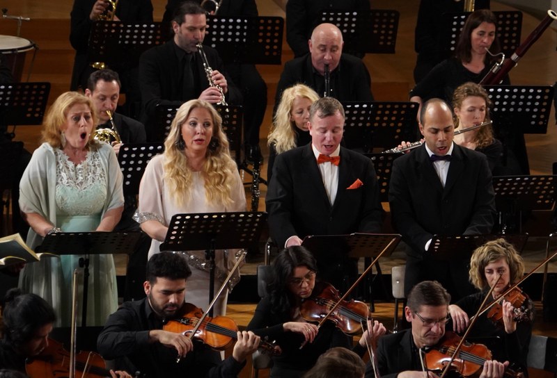 Unterstützt wurden die neunzig Sängerinnen und Sänger von der Sinfonietta Vorarlberg. Als Solistinnen und Solisten wirkten Monika Riedler, Annely Peebo, Alexander Pinderak und Daniel Ochoa in der Kapelle des Landeskonservatoriums zusammen.