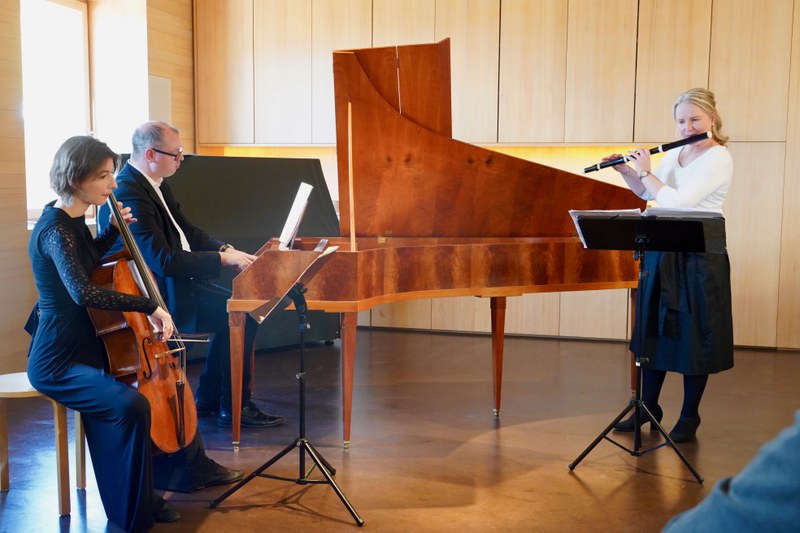 Angelika Gallez an der Traversflöte, Bianca Riesner am Barockcello und Martin Gallez am Pianoforte boten im schönen Ambiente der Holzwerkstatt von Markus Faißt in Hittisau eine inspirierende Matinee.
