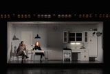 Mr. und Mrs Smith in ihrer bezaubernden Küchen-Box