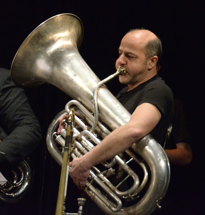 Thomas Heel ist der kreative Kopf der Big Band Walgau. Er brachte eigene Werke, Arrangements und viel Einsatz als Solist mit Tuba, Posaune und als E-Gitarrist ein.