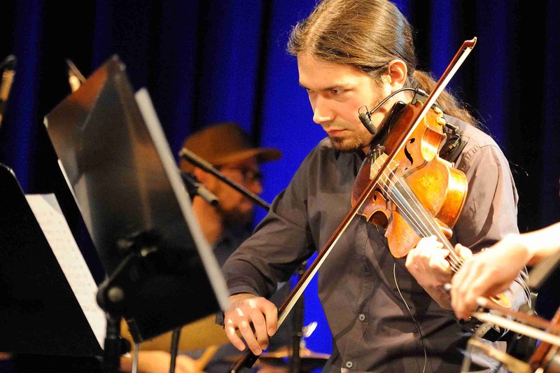 Simon Frick spielte in „The tell tale heart“ ein langes Solo, das er mit elektronischen Effekten - etwa Delay - anreichert
