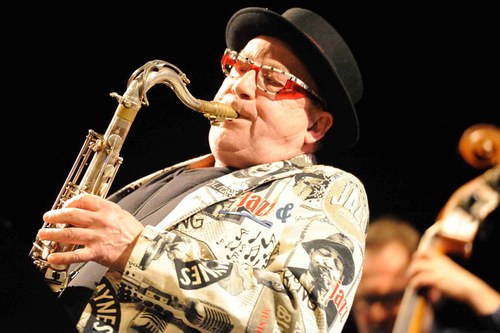 Harry Sokal bereichert Madsens Eigenkomposition "Mask" am Tenor-Saxophon mit einem modernen, geschmeidigen und virtuosen Solo