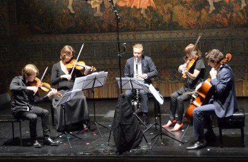 Christoffer Sundqvist (Bassetthorn), Antti Tikkanen und Katharina Triendl (Violine), Lilli Maijala (Viola) und Valentin Radutiu (Violoncello) spielten Richard Dünsers "Canti notturni" mit herausragender Klangkultur.