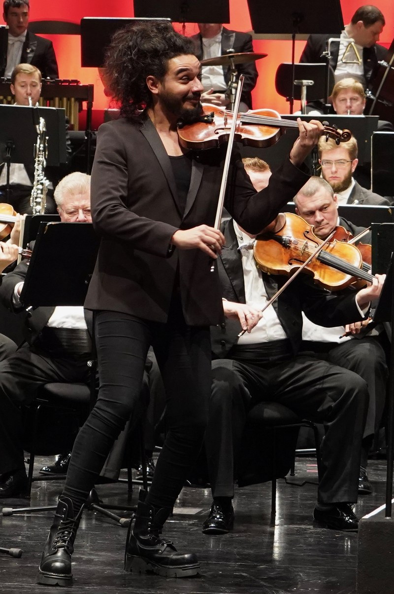 Nemanja Radulović live erleben zu können, ist ein spezielles Vergnügen. Bei den Bregenzer Meisterkonzerten musizierte er mit dem Staatlichen Sinfonieorchrester Russland unter der Leitung von Andrey Boreyko.
