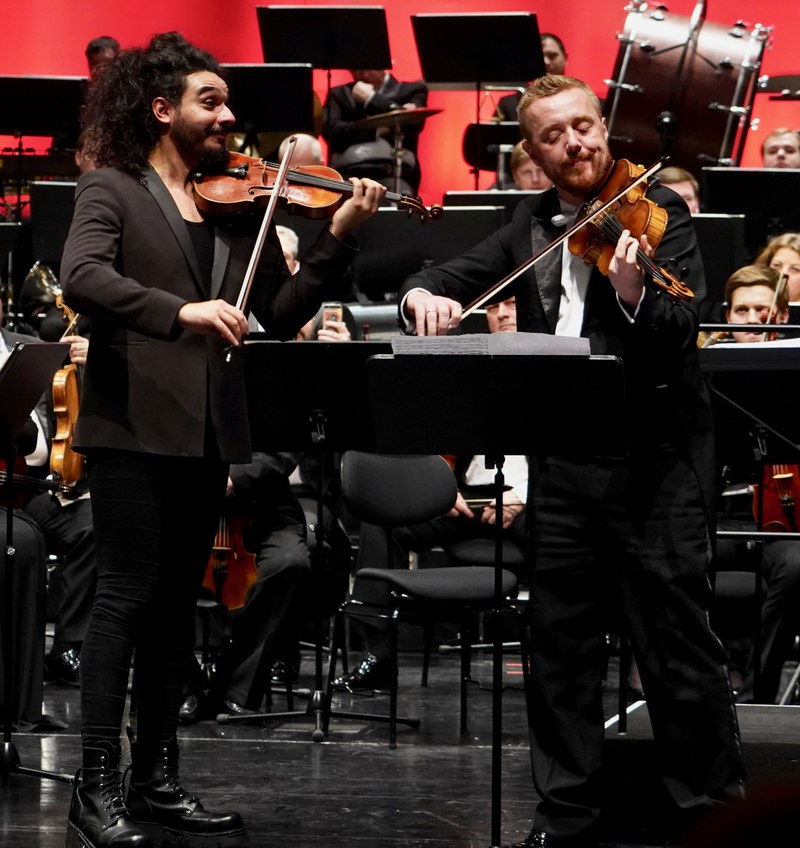 Zusammen mit dem Bratschisten Vasily Kukharenko spielte Nemanja Radulović Händels Passacaglia in g-moll in einer Bearbeitung von Johan Halvorsen. Restlos begeistert applaudierte das Publikum.