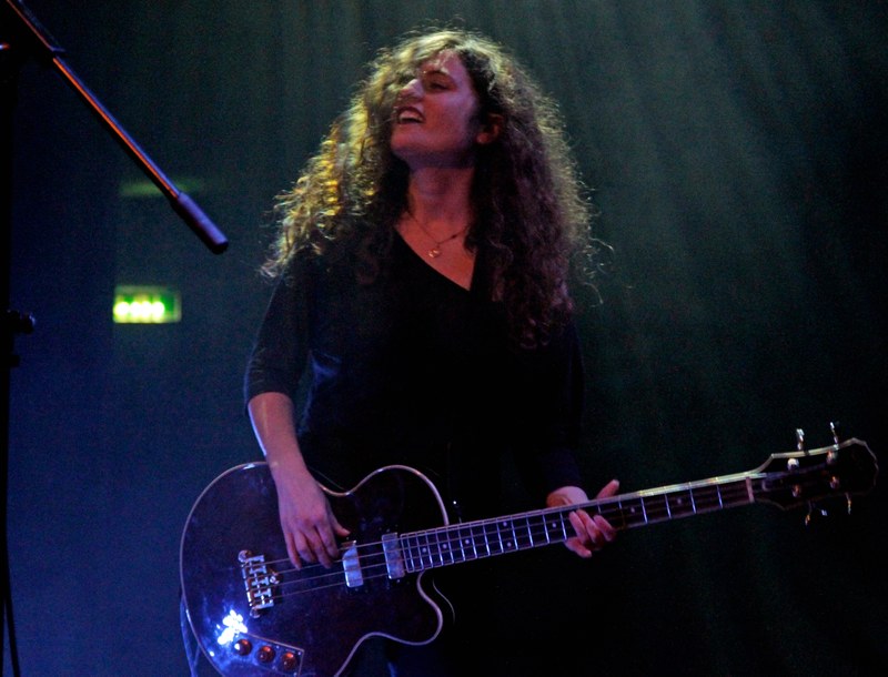 Familiensache: Talya Rose Caccione unterstützt ihren Bruder als Bassistin