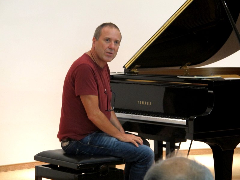 Eine kompetente Konzerteinführung für das Publikum gab es erstmals durch den Dirigenten und Pianisten Alexander Lonquich.