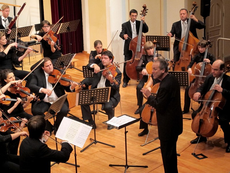 Bei Mozarts Schauspielmusik „Thamos“ ist Lonquich noch ein Dirigent wie jeder andere, freilich ohne Stab.