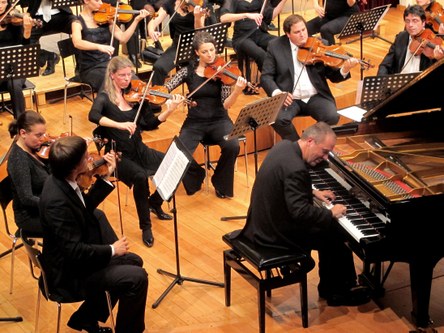 Auch der Klavierpart selbst in den beiden Konzerten von Beethoven und Mozart erfordert vom Solisten höchstes Können.
