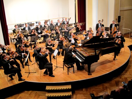 In schlanker Besetzung erzielt das Symphonieorchester Vorarlberg einen duftigen Mozartklang.