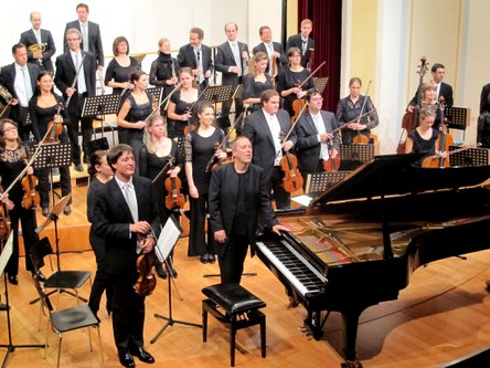 Verdienten Beifall können Alexander Lonquich und die Musiker des SOV mit Konzertmeister Pawel Zalejski (links) entgegennehmen.