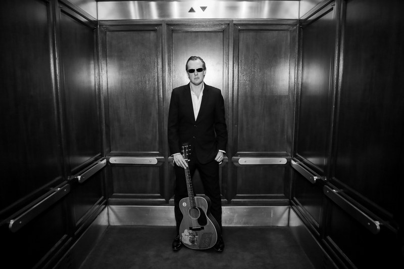 Ein Mann, eine Sonnenbrille und viele schöne E-Gitarren: Joe Bonamassa war in der Oberschwabenhalle zu Gast.
